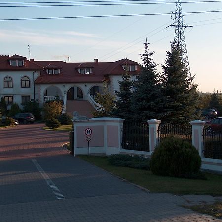 Pod Lwami Hotel Błonie Kültér fotó