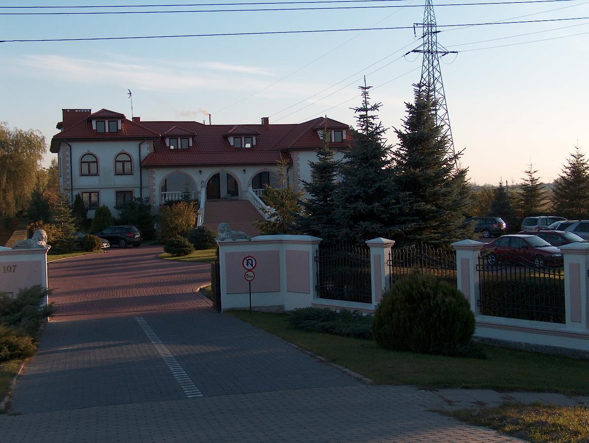 Pod Lwami Hotel Błonie Kültér fotó