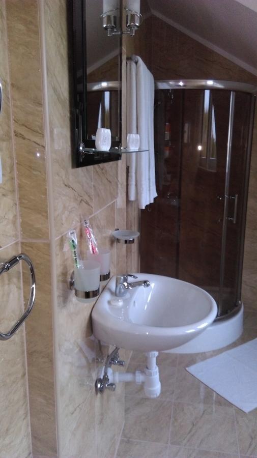 Pod Lwami Hotel Błonie Kültér fotó
