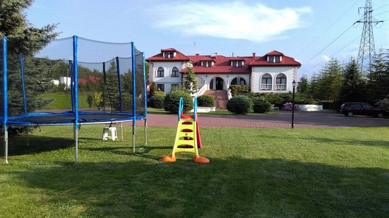 Pod Lwami Hotel Błonie Kültér fotó
