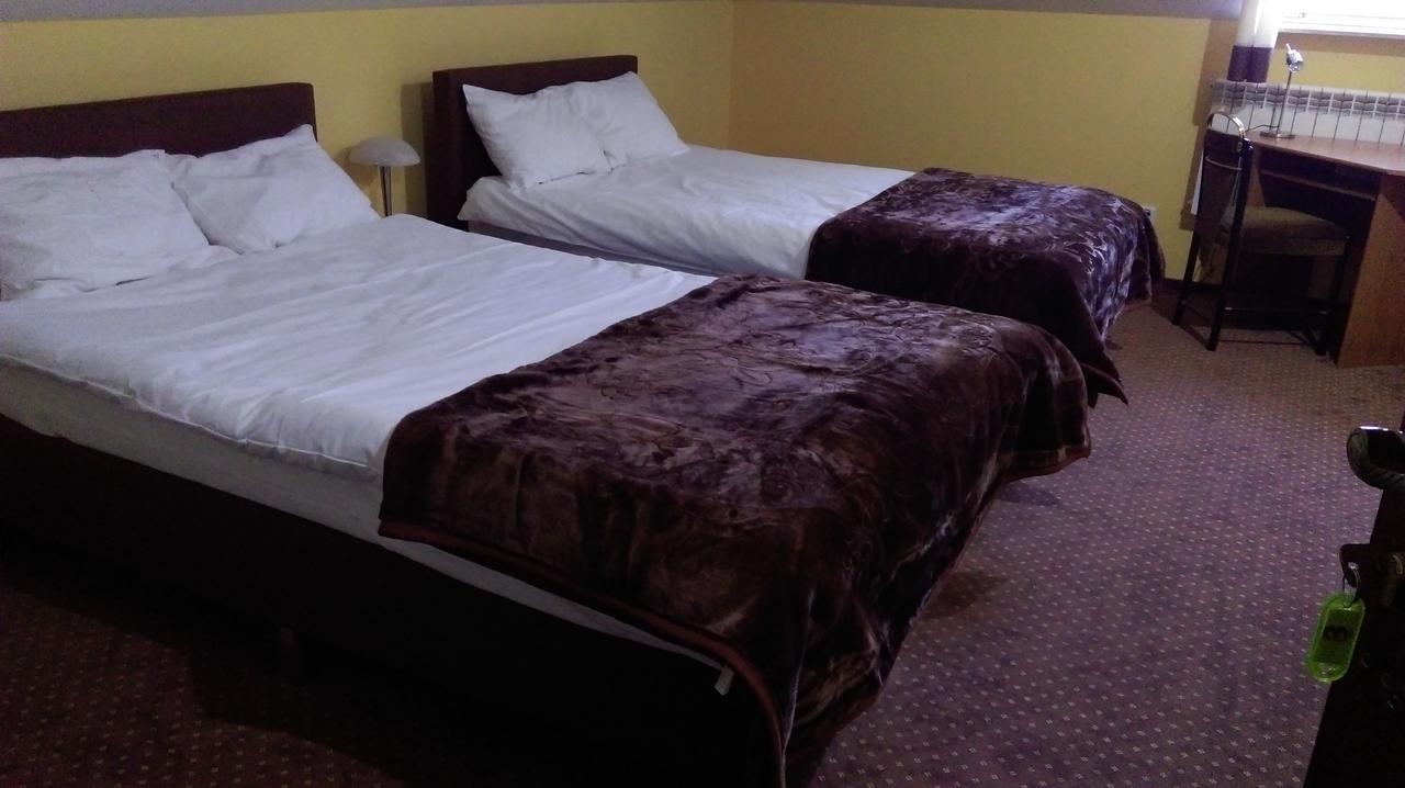 Pod Lwami Hotel Błonie Kültér fotó